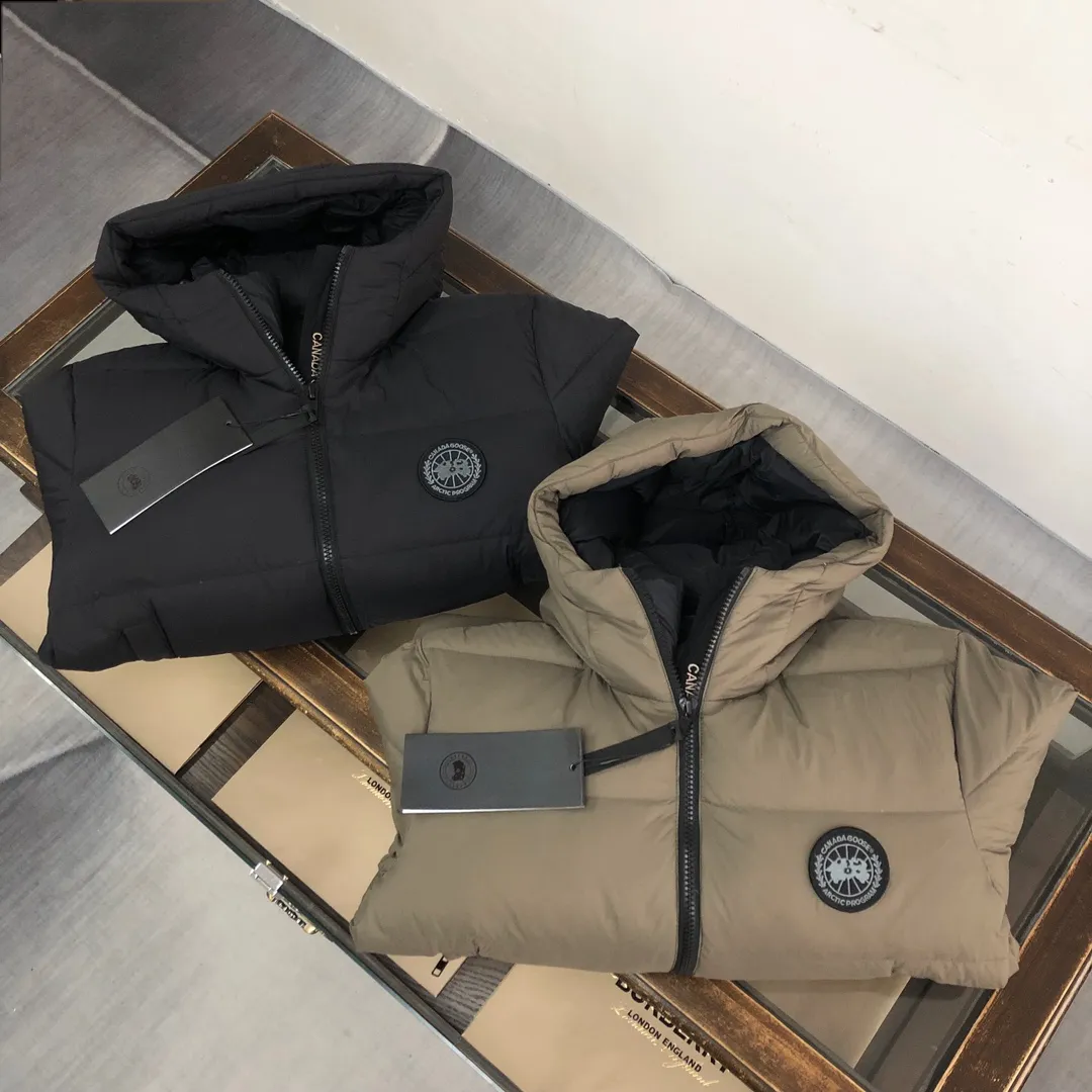 P1020 𝘾𝘼𝙉𝘼𝘿𝘼 𝙂𝙊𝙊𝙎𝙀/Canada Goose Down Jacket Bakery Couple Style 3M Reflective Black Label Parka/Junction Parka is made of CORDURA@'s super-soft EnduraLuxe fabric, which enhances the durability of easy-to-wear parts, making it lightweight and durable. 360-degree reflective strips on the hood improve visibility in low-light environments. 90 white duck down ~ There are also straps inside so that the jacket can be placed on the shoulders to free up hands. The down placket is designed with invisible snap buttons on the two-way zipper to prevent wind and keep warm. Unzipping the zipper from the bottom can increase the range of motion or improve breathability ~ Ribbed knitted cuffs increase comfort and lock in heat, and the hem has an internal drawstring to block cold wind [Wide version] A-line silhouette ➕ Bread suit tailoring design, the wide OS style can cover all body defects and also brings a sense of handsomeness! ! Color: Black Brown Size: XS S M L XL XXL